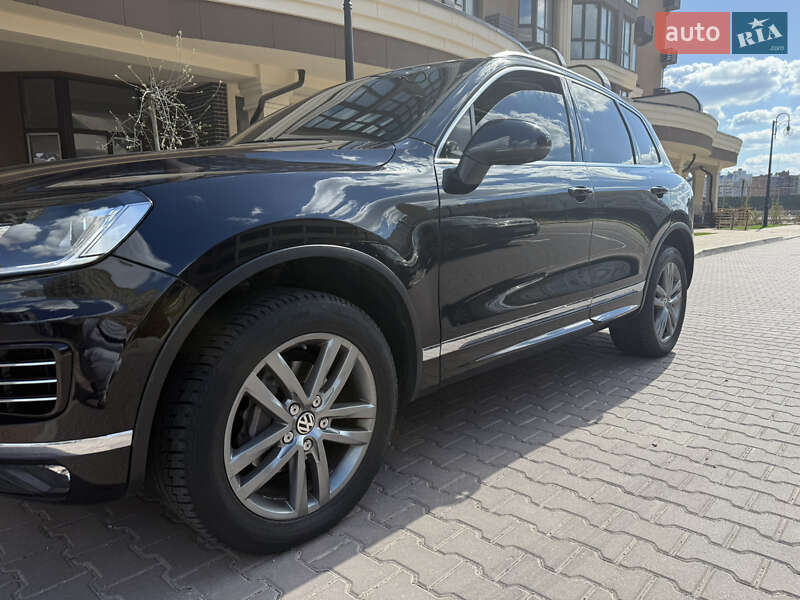 Внедорожник / Кроссовер Volkswagen Touareg 2014 в Киеве