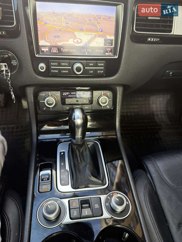Внедорожник / Кроссовер Volkswagen Touareg 2014 в Киеве