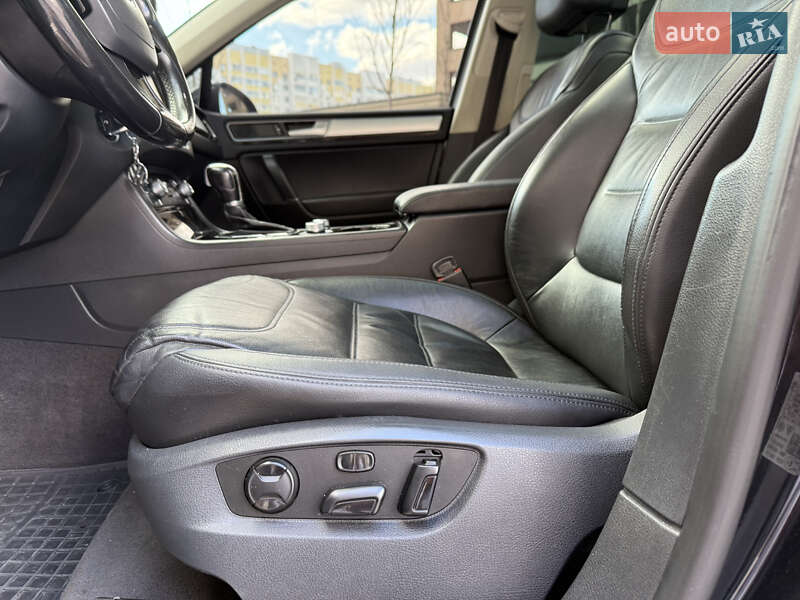 Внедорожник / Кроссовер Volkswagen Touareg 2014 в Киеве