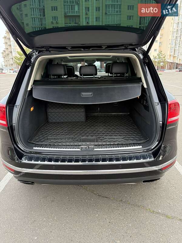 Позашляховик / Кросовер Volkswagen Touareg 2014 в Миколаєві