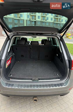 Внедорожник / Кроссовер Volkswagen Touareg 2010 в 