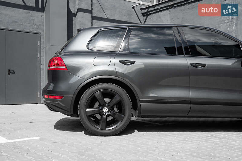 Позашляховик / Кросовер Volkswagen Touareg 2013 в Києві