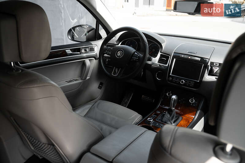 Позашляховик / Кросовер Volkswagen Touareg 2013 в Києві