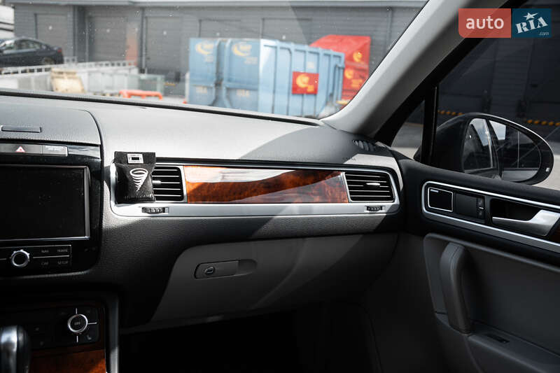 Позашляховик / Кросовер Volkswagen Touareg 2013 в Києві