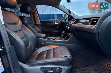 Позашляховик / Кросовер Volkswagen Touareg 2012 в 