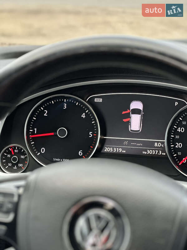 Внедорожник / Кроссовер Volkswagen Touareg 2012 в Николаеве