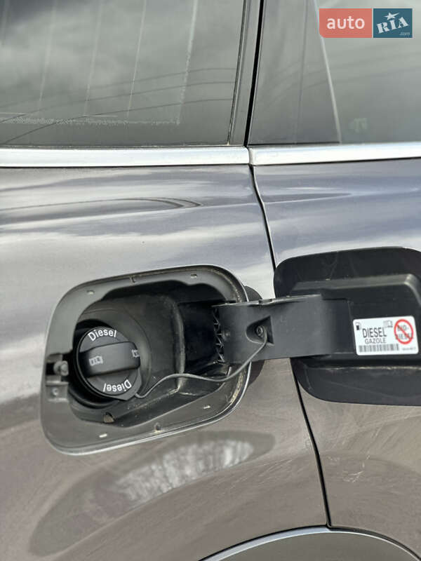 Внедорожник / Кроссовер Volkswagen Touareg 2012 в Николаеве