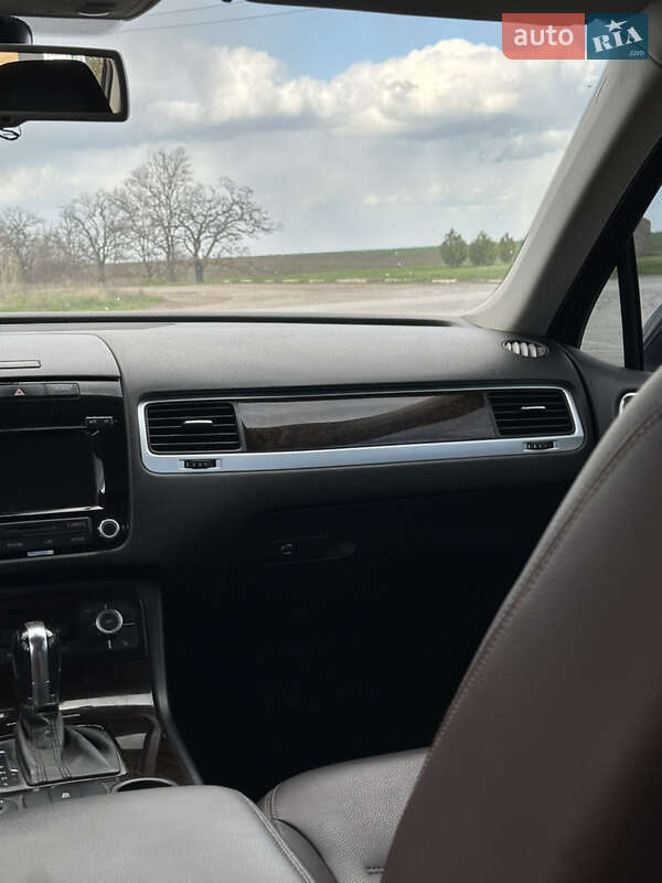 Внедорожник / Кроссовер Volkswagen Touareg 2012 в Николаеве
