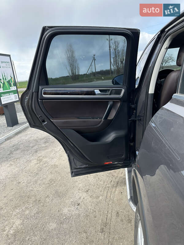 Внедорожник / Кроссовер Volkswagen Touareg 2012 в Николаеве