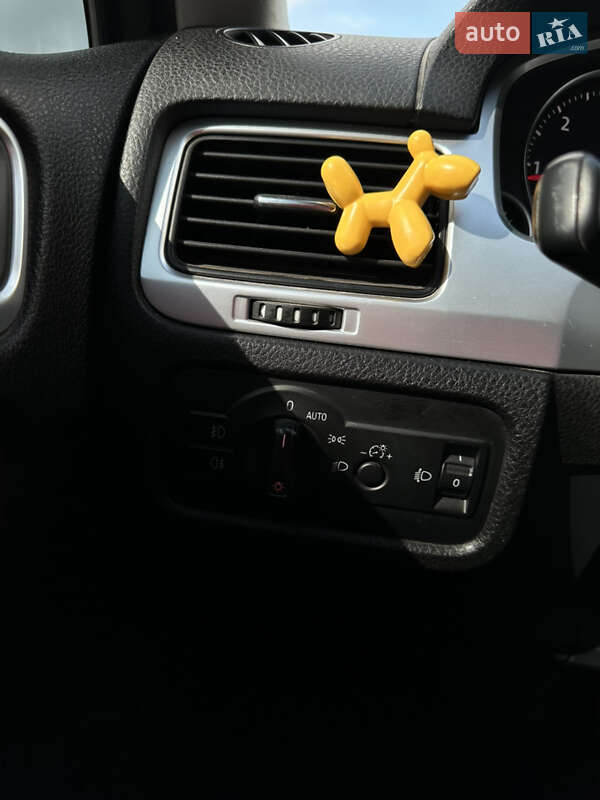 Внедорожник / Кроссовер Volkswagen Touareg 2012 в Николаеве