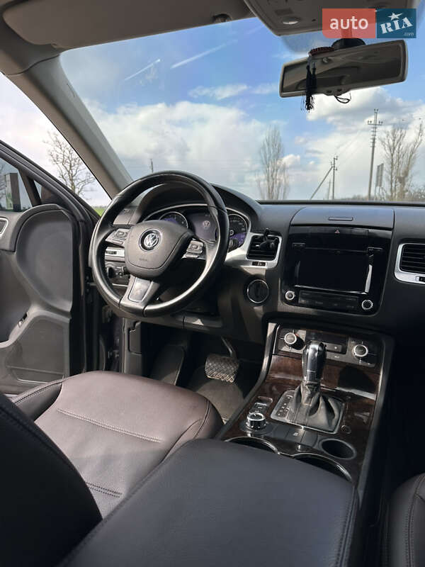 Внедорожник / Кроссовер Volkswagen Touareg 2012 в Николаеве