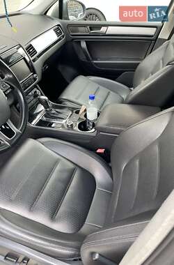 Позашляховик / Кросовер Volkswagen Touareg 2011 в 