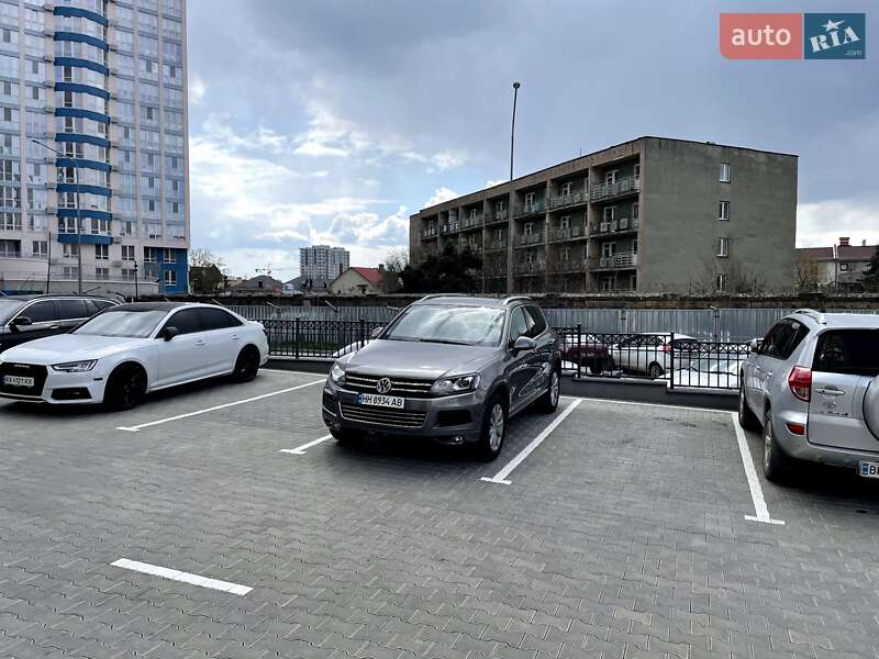 Внедорожник / Кроссовер Volkswagen Touareg 2011 в Одессе