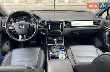 Позашляховик / Кросовер Volkswagen Touareg 2011 в 