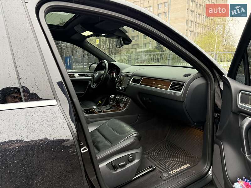 Позашляховик / Кросовер Volkswagen Touareg 2014 в Запоріжжі