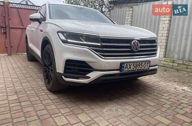 Внедорожник / Кроссовер Volkswagen Touareg 2018 в 