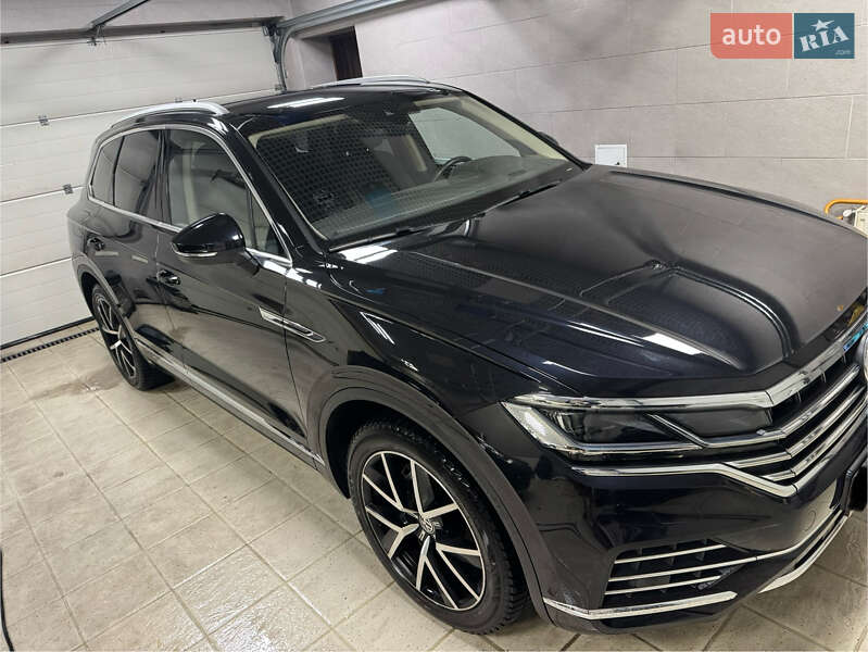 Позашляховик / Кросовер Volkswagen Touareg 2019 в Києві
