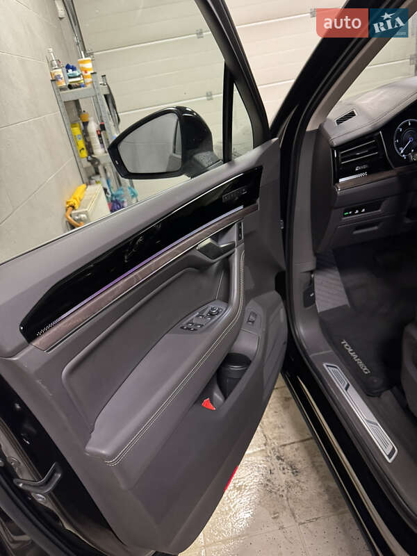 Позашляховик / Кросовер Volkswagen Touareg 2019 в Києві