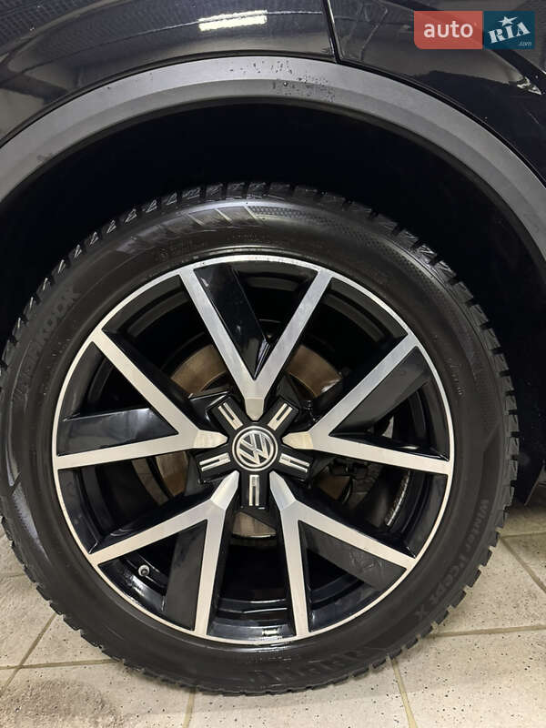 Позашляховик / Кросовер Volkswagen Touareg 2019 в Києві