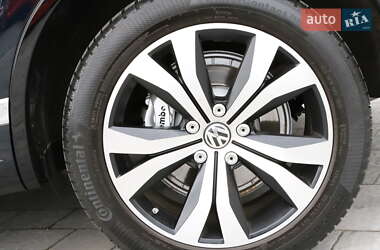 Позашляховик / Кросовер Volkswagen Touareg 2016 в 