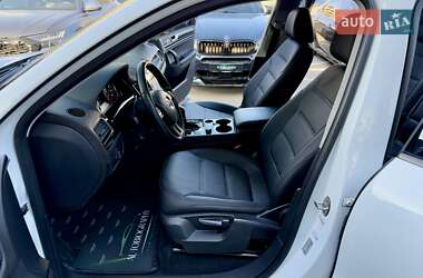 Позашляховик / Кросовер Volkswagen Touareg 2013 в 
