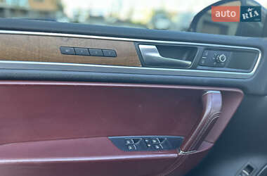 Позашляховик / Кросовер Volkswagen Touareg 2011 в 