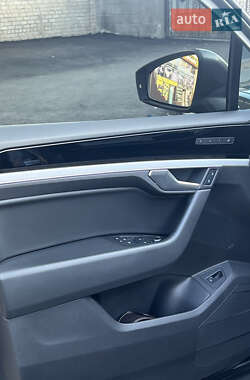 Внедорожник / Кроссовер Volkswagen Touareg 2019 в 