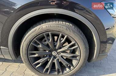 Внедорожник / Кроссовер Volkswagen Touareg 2019 в 