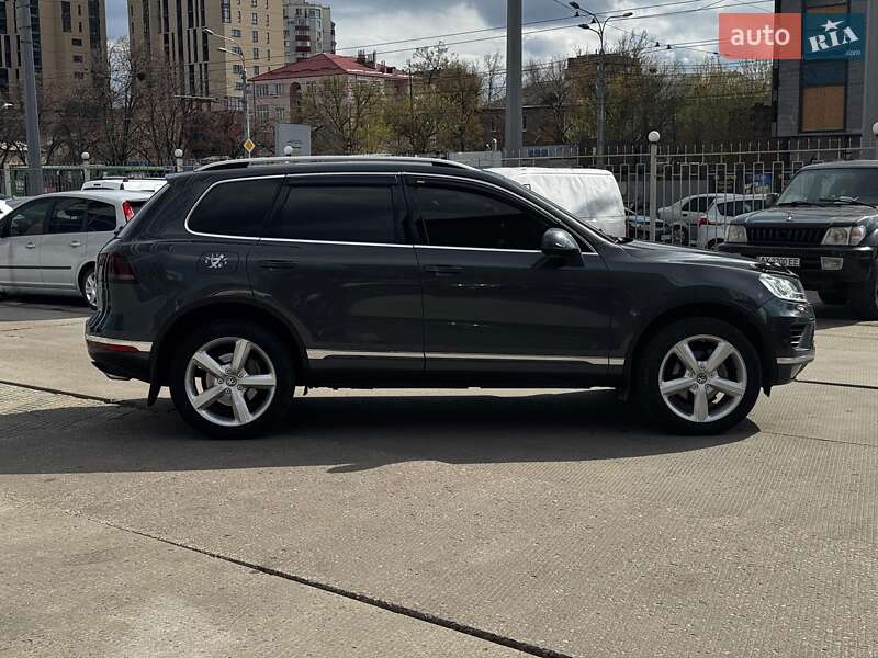 Внедорожник / Кроссовер Volkswagen Touareg 2015 в Харькове
