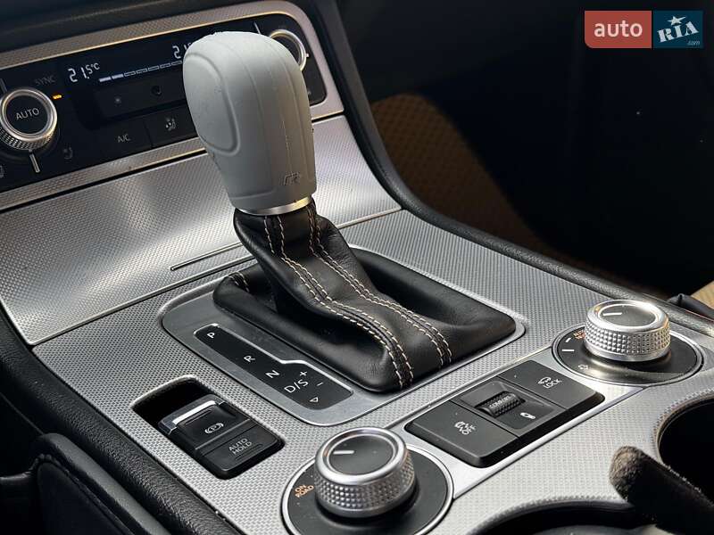 Внедорожник / Кроссовер Volkswagen Touareg 2015 в Харькове
