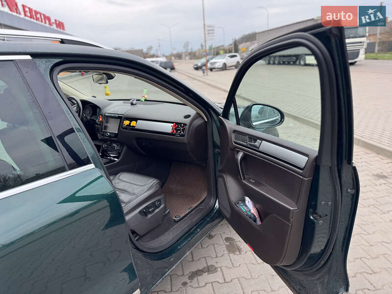 Внедорожник / Кроссовер Volkswagen Touareg 2011 в Нововолынске