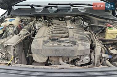 Позашляховик / Кросовер Volkswagen Touareg 2012 в 