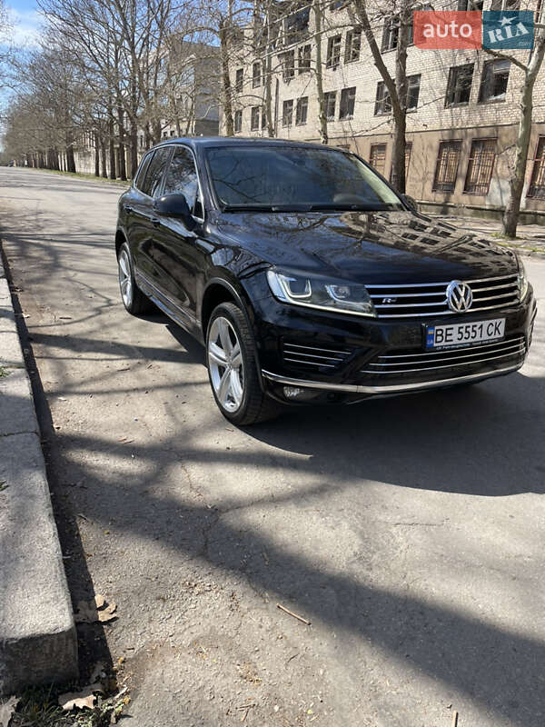 Внедорожник / Кроссовер Volkswagen Touareg 2015 в Николаеве