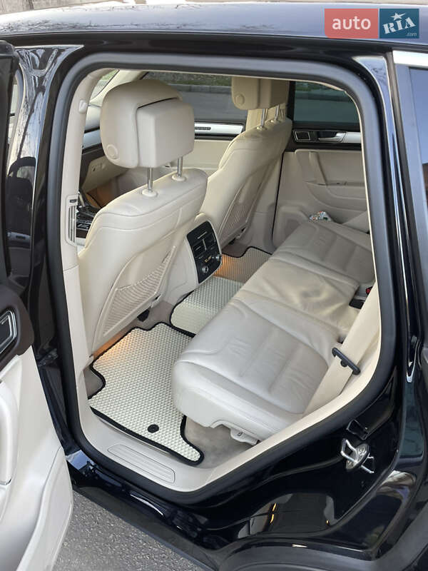 Внедорожник / Кроссовер Volkswagen Touareg 2015 в Николаеве