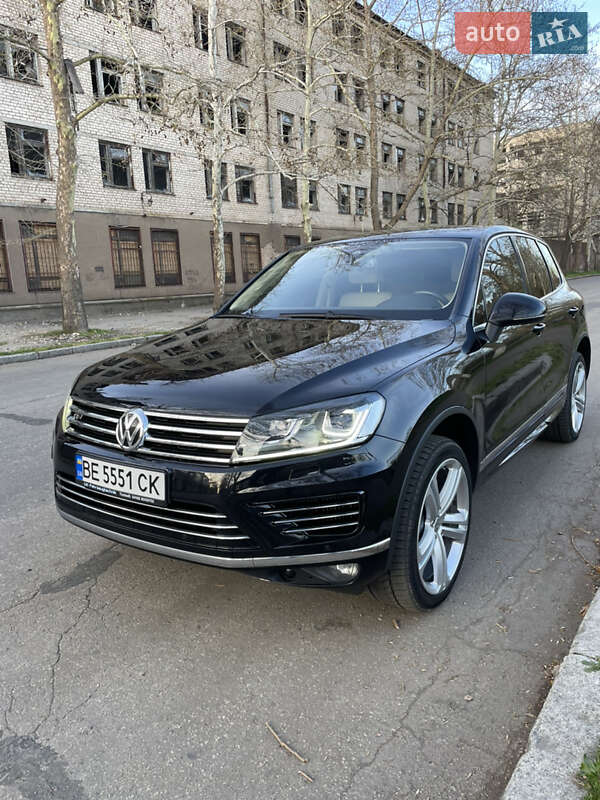 Внедорожник / Кроссовер Volkswagen Touareg 2015 в Николаеве