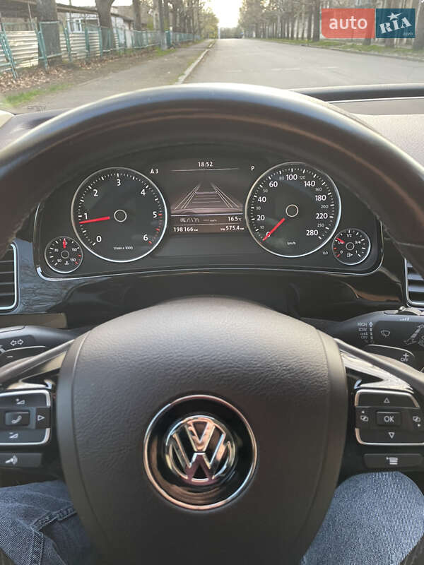 Внедорожник / Кроссовер Volkswagen Touareg 2015 в Николаеве