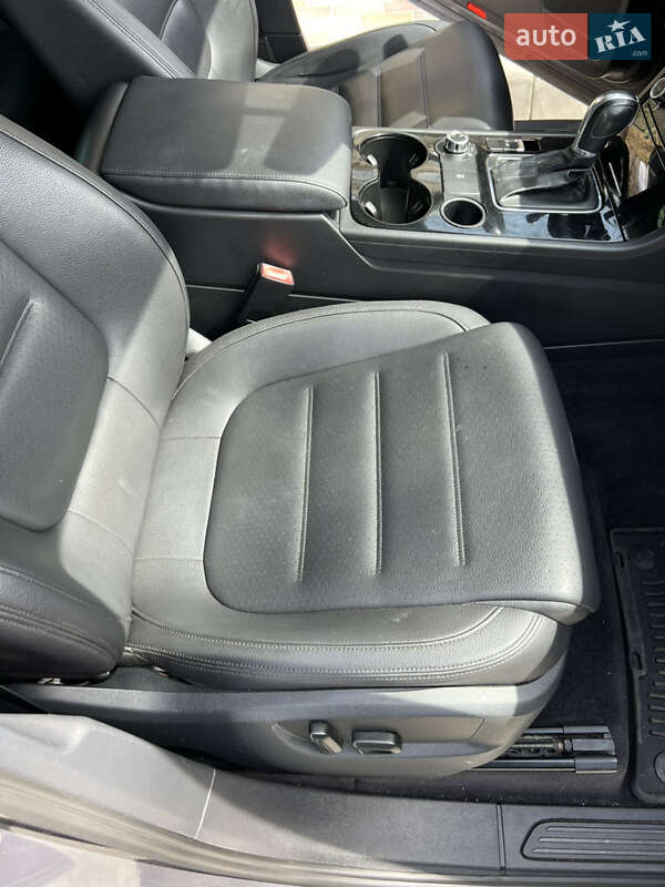 Внедорожник / Кроссовер Volkswagen Touareg 2012 в Тернополе