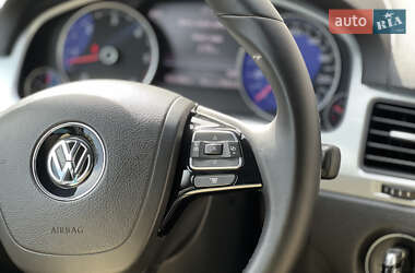 Внедорожник / Кроссовер Volkswagen Touareg 2012 в 