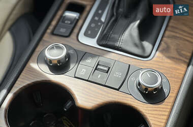 Внедорожник / Кроссовер Volkswagen Touareg 2012 в 