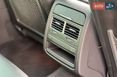 Внедорожник / Кроссовер Volkswagen Touareg 2012 в 