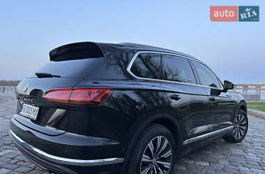 Внедорожник / Кроссовер Volkswagen Touareg 2018 в 