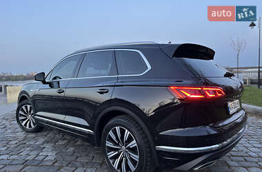 Внедорожник / Кроссовер Volkswagen Touareg 2018 в 