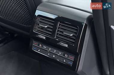 Внедорожник / Кроссовер Volkswagen Touareg 2018 в 