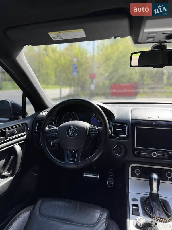 Внедорожник / Кроссовер Volkswagen Touareg 2014 в Киеве