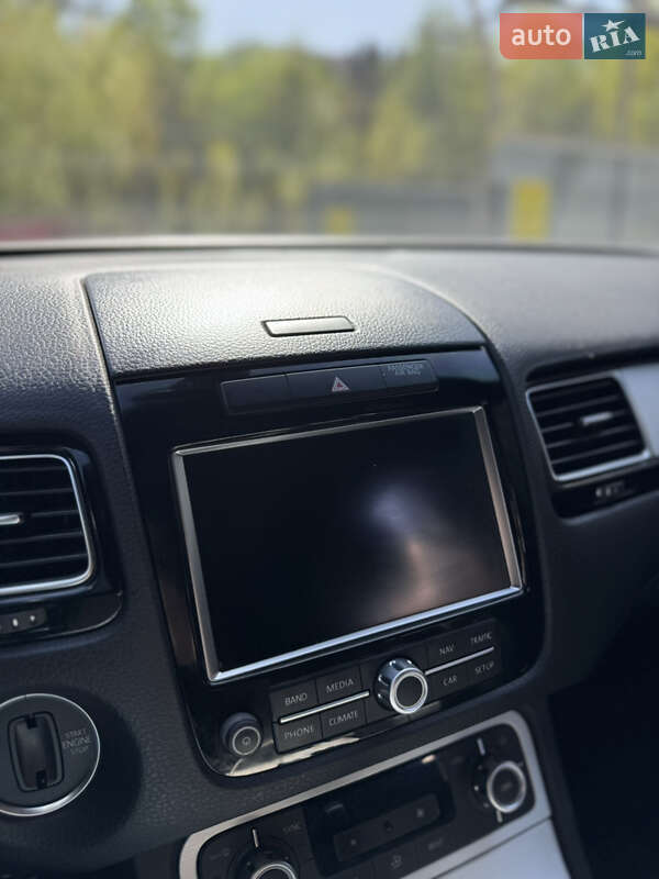 Внедорожник / Кроссовер Volkswagen Touareg 2014 в Киеве
