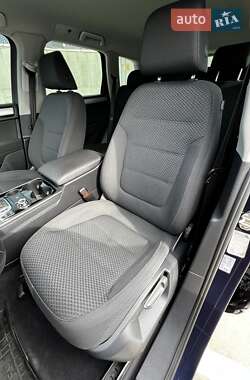 Внедорожник / Кроссовер Volkswagen Touareg 2012 в 