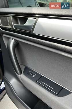Внедорожник / Кроссовер Volkswagen Touareg 2012 в 