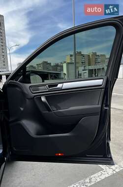 Внедорожник / Кроссовер Volkswagen Touareg 2012 в 
