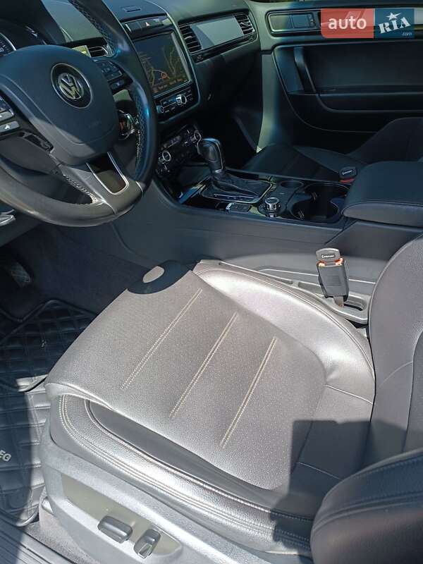 Внедорожник / Кроссовер Volkswagen Touareg 2011 в Днепре