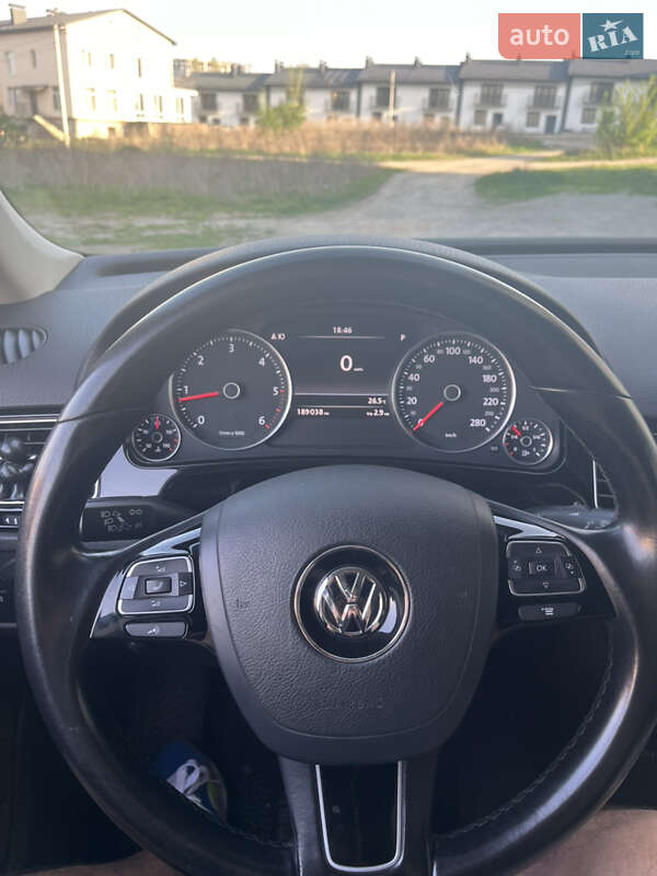 Внедорожник / Кроссовер Volkswagen Touareg 2015 в Каменец-Подольском